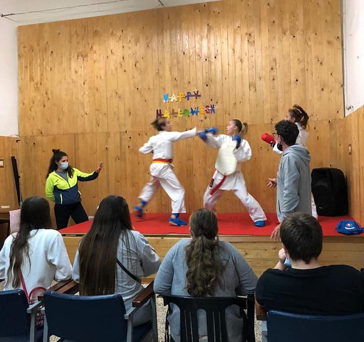 I bambini del progetto P.I.T.E.R. a lezione di karate dal maestro Giovanni Casaburi